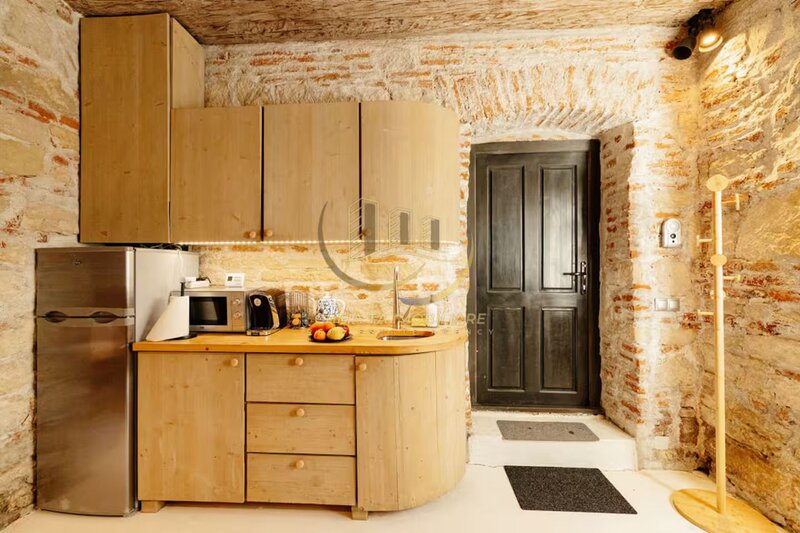 Apartament cu farmec istoric – 40 mp, parter, in centrul orasului