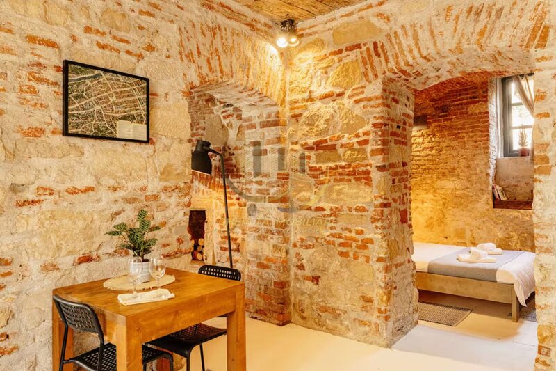 Apartament cu farmec istoric – 40 mp, parter, in centrul orasului